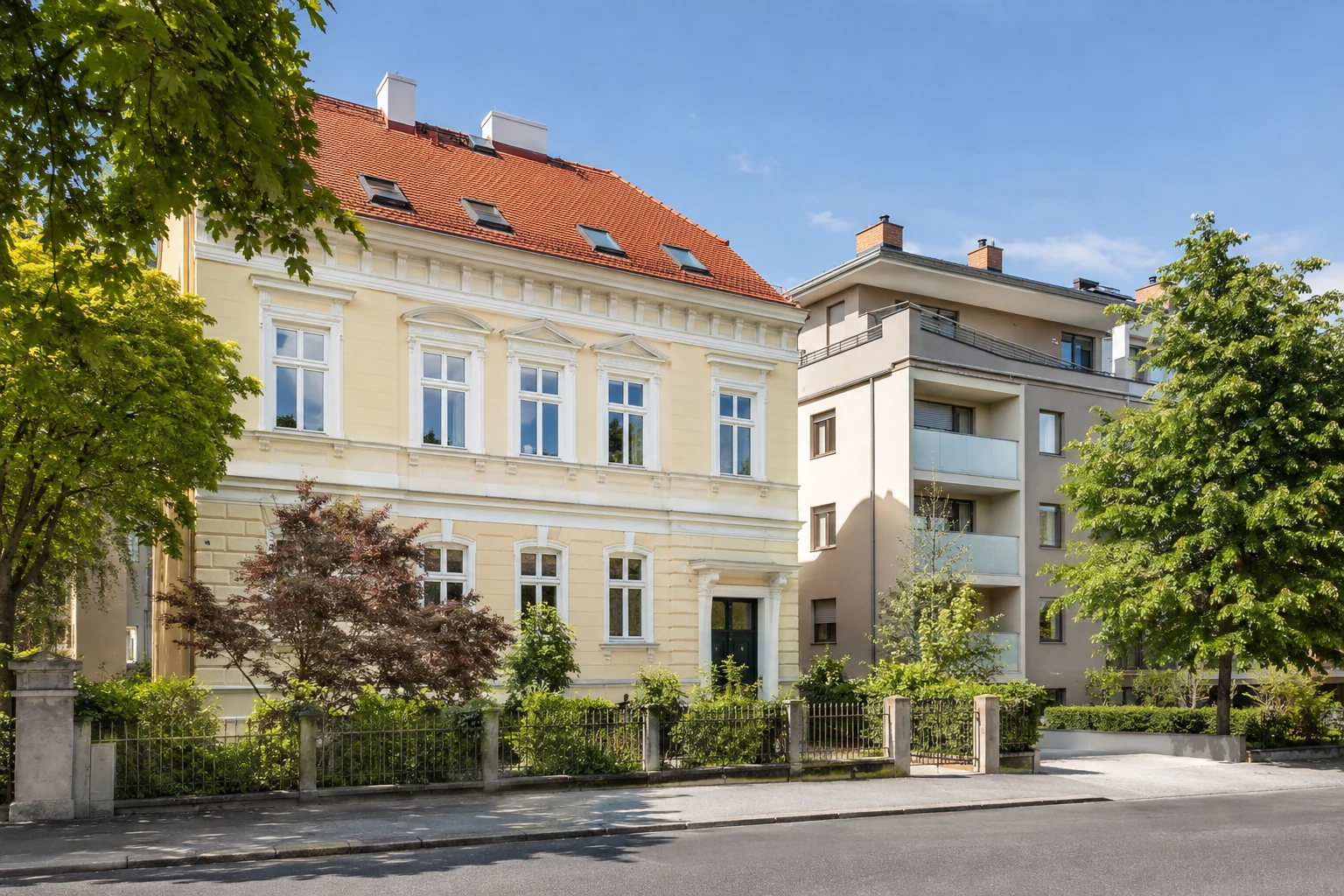 Gewachsene und moderne Wohnarchitektur an einer begrünten Straße in Graz