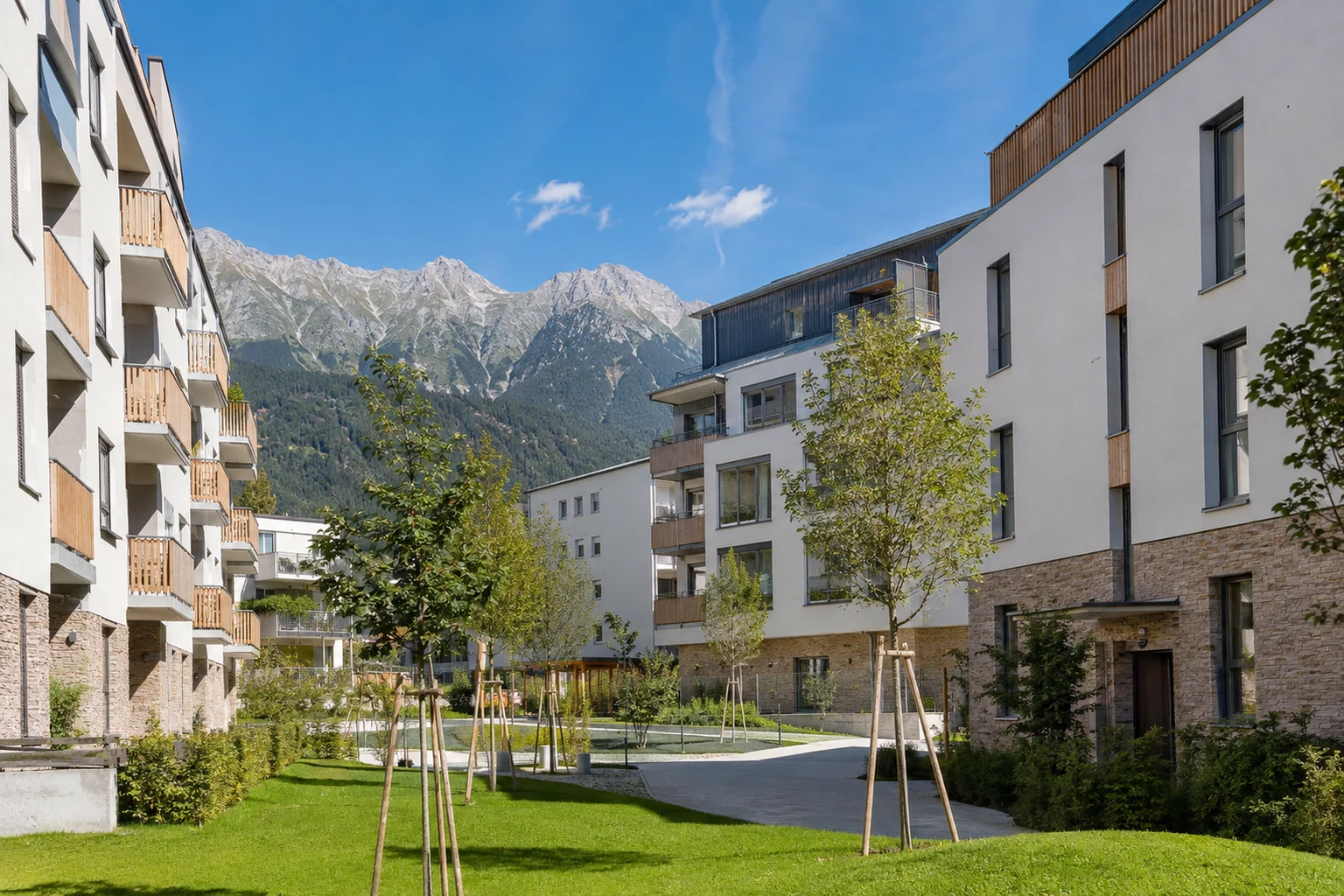 Modernes Innsbrucker Wohnquartier mit begrüntem Hof und Bergen